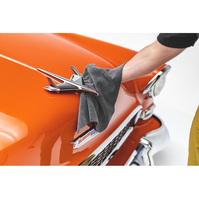 The Rag Company Edgeless 365 Miner Grey Towel Demo wiping a car down.